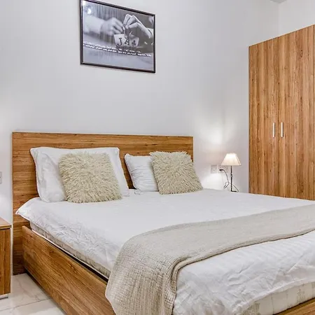 Modern 3 Bedroom In St Julians Apartman